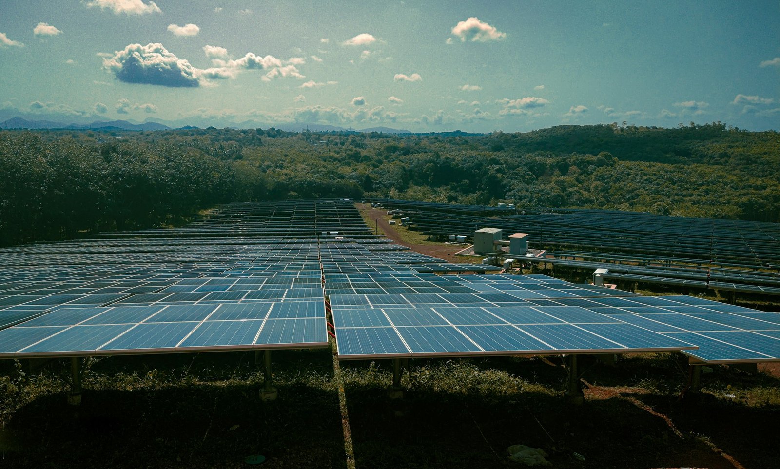 Grande centrale solaire en Afrique, au milieu de la végétation