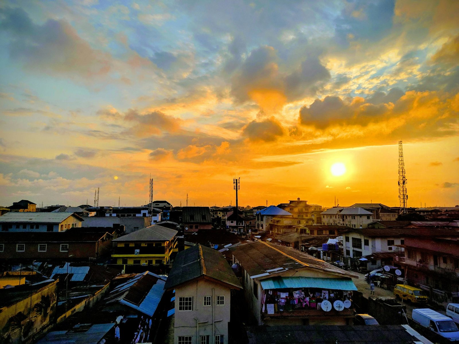 Ville africaine au coucher du soleil