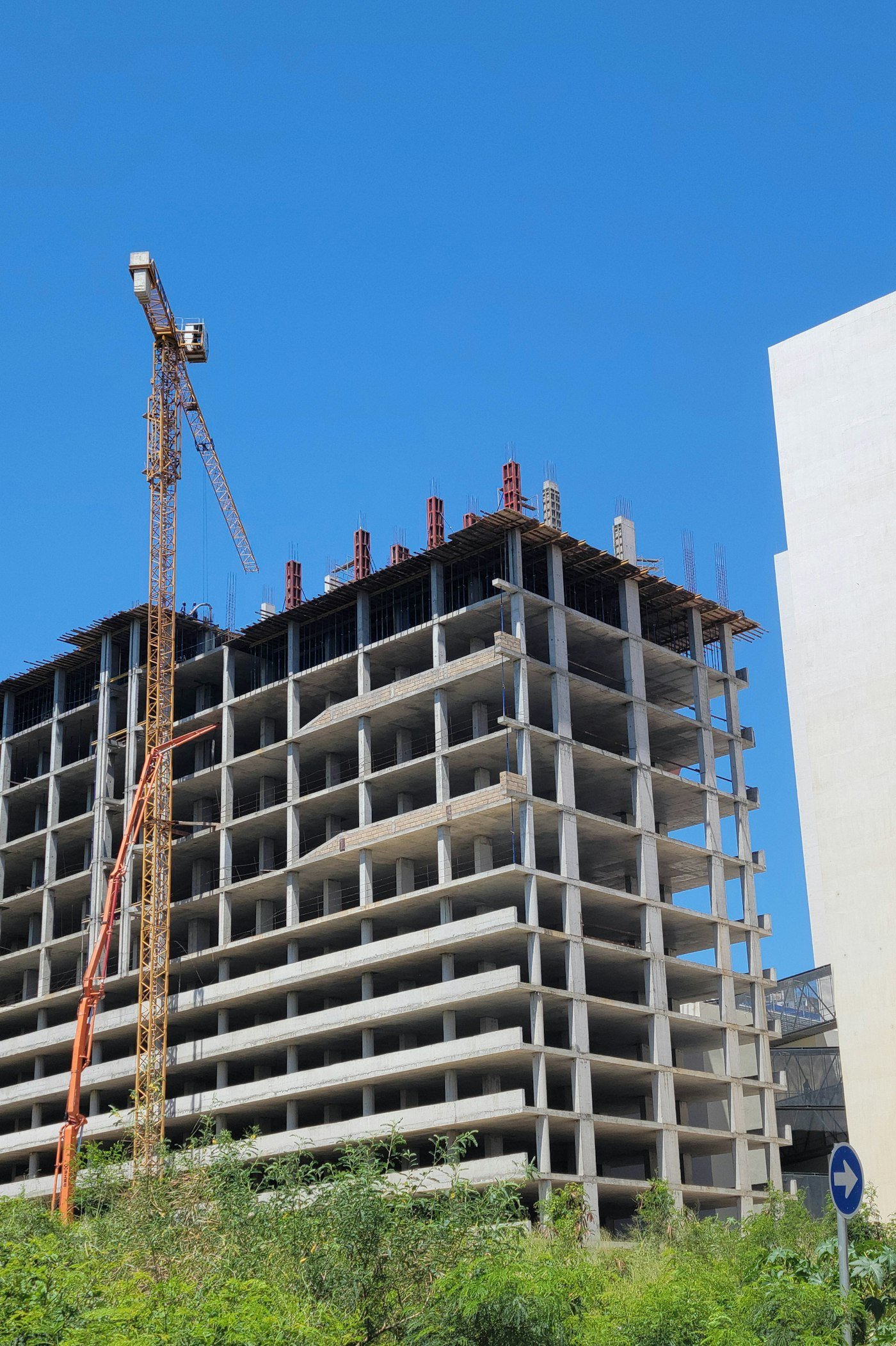 Immeuble en construction avec une grue