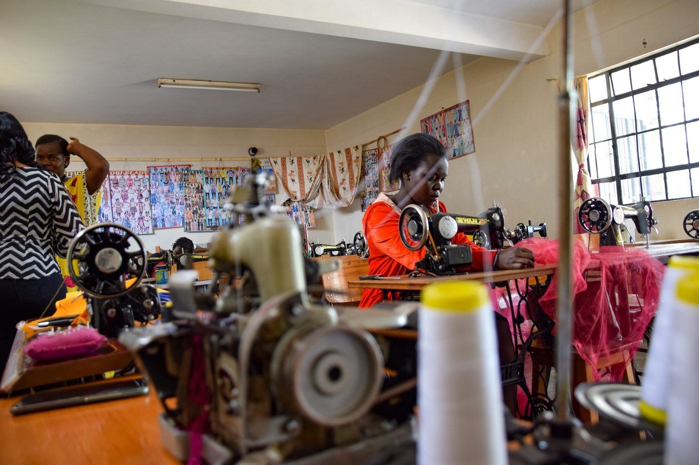 Atelier de confection où des ouvrières travaillent sur des machines