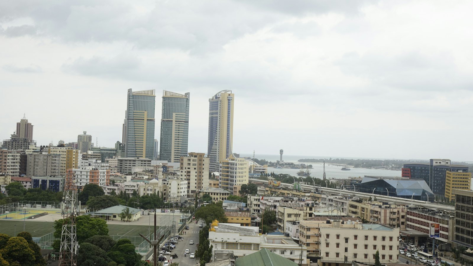 Tours d'affaires dominant une ville côtière