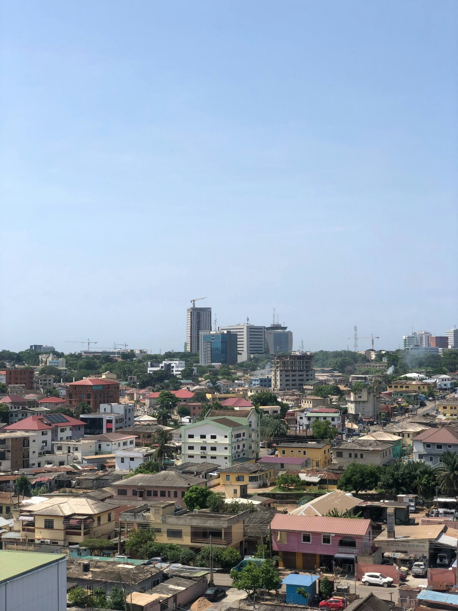 Vue d'une ville africaine depuis le haut d'un immeuble